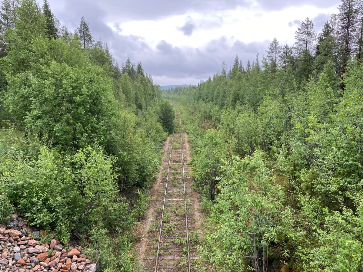 Sallan radassa on jotain aavemaista. Jatkosodan aikaan neuvostopartisaanit tekivät radalle kymmeniä iskuja saksalaisten tiheästä vartioinnista huolimatta. Salla, heinäkuu 2020.