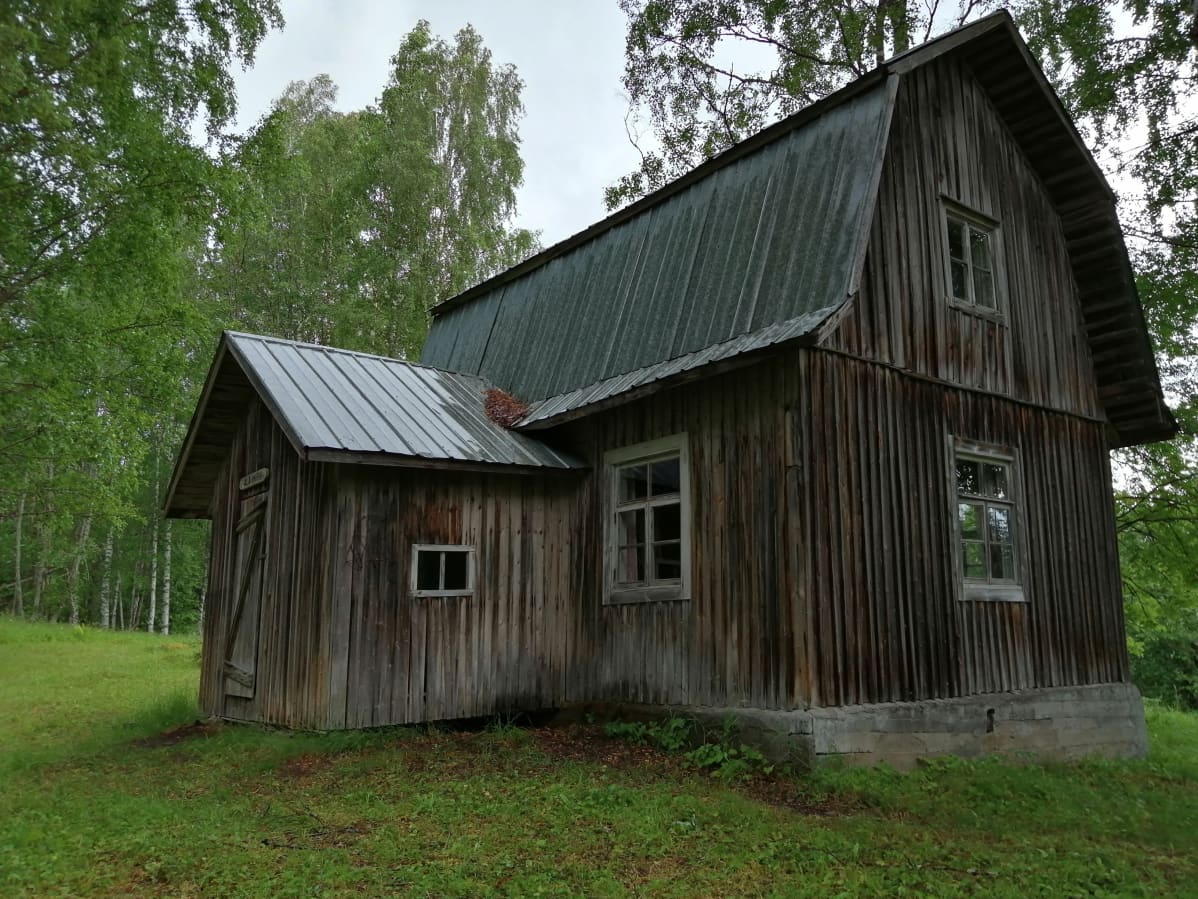 Autiotalo Ala-Murhi Kolin rantatien varrella.