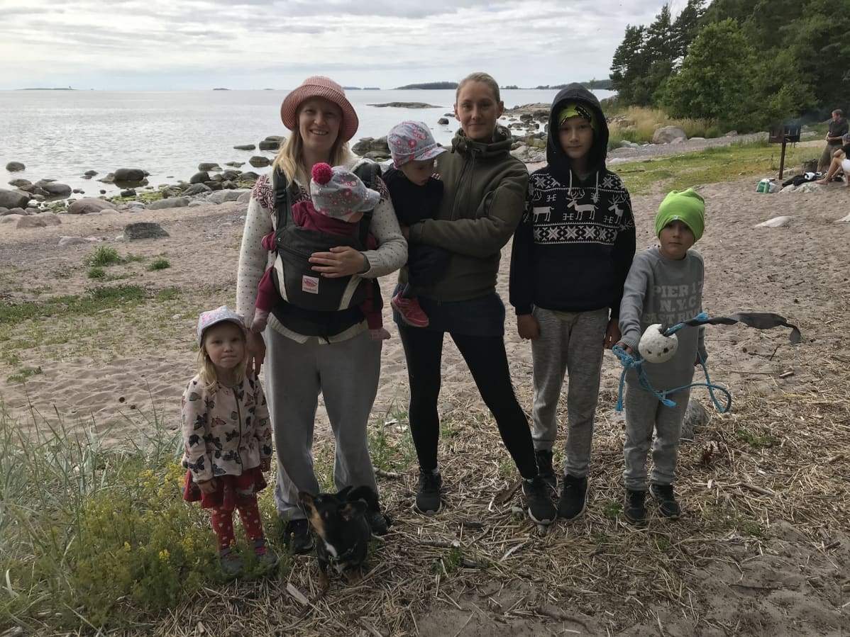 Ystävykset Mia Ahonen ja lapset Milena ja Melinda Ahonen sekä Janika Haapala ja lapset 10-vuotias Miko Tolvanen, 5-vuotias Maltti Tolvanen sekä 2-vuotias Menni Tolvanen Kaunissaaressa.