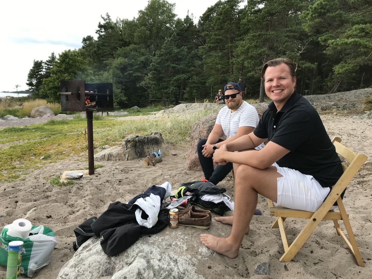 Eetu Isto ja Joni Kalapudas tulivat käymään päiväseltään ja paistoivat makkarat Kaunissaaren etelärannalla.