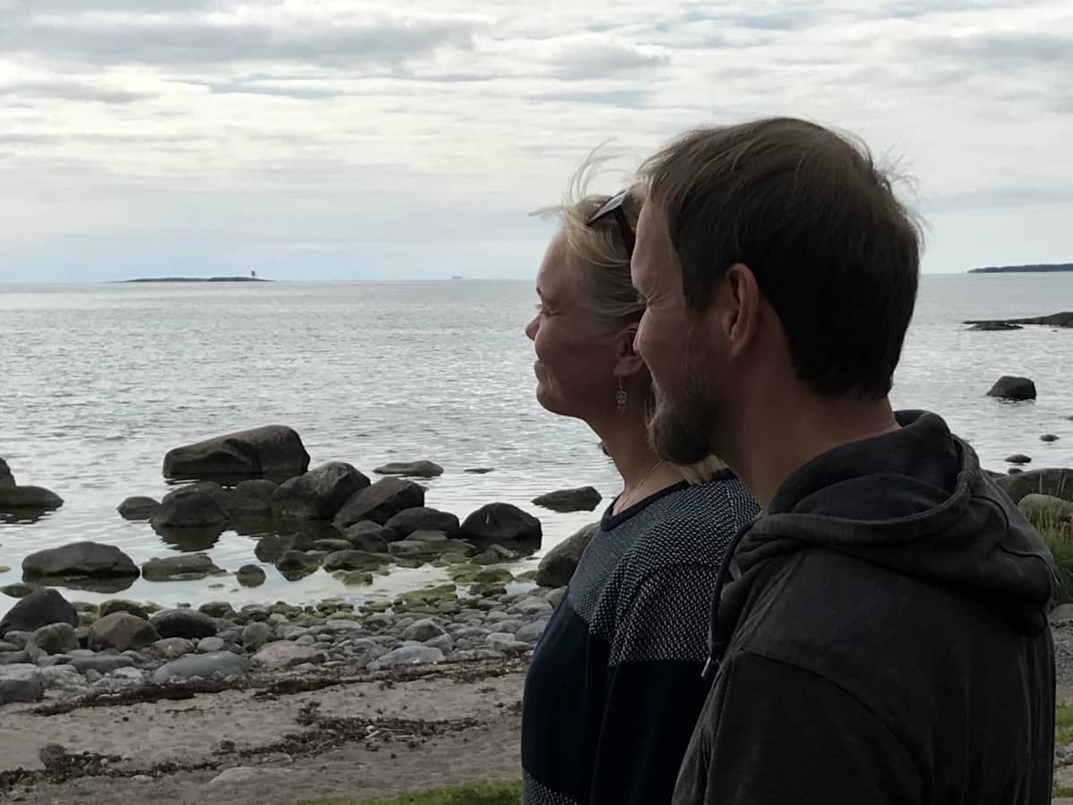 Tiia Alho ja Petri Laitinen katselevat merelle Kaunissaaressa.