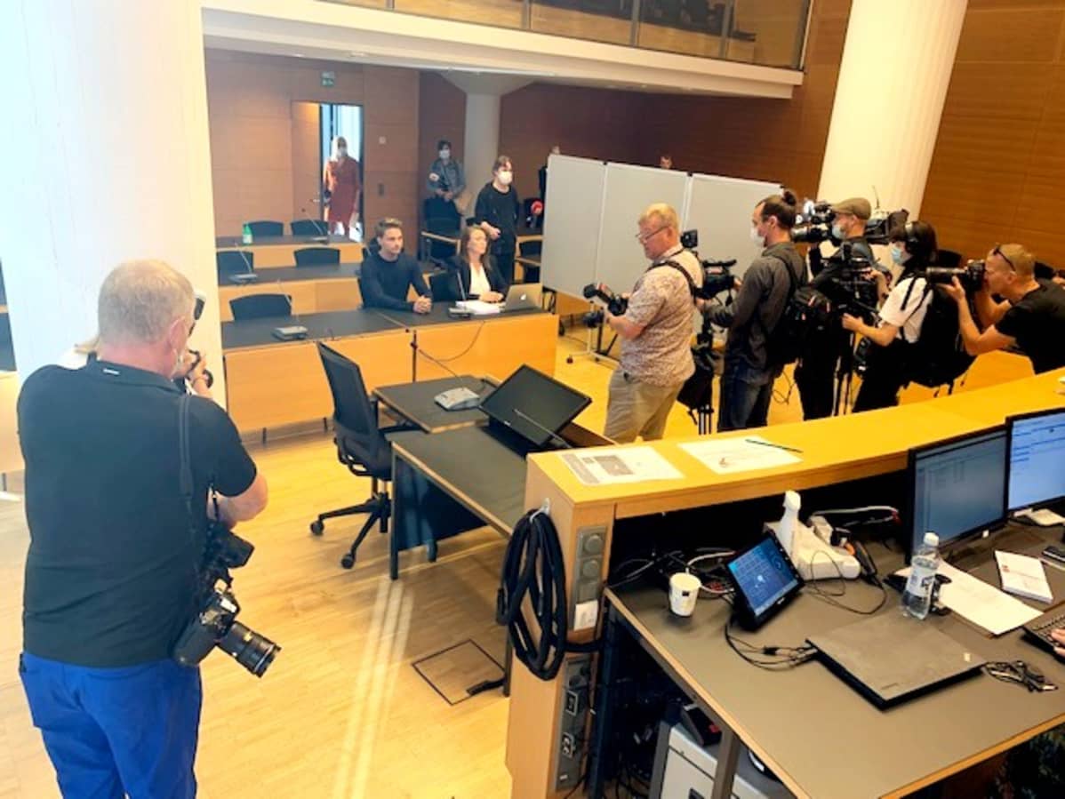 Media sai kuvata oikeussalissa 209 ennen oikeudenkäynnin alkua. Tapaus on saanut paljon julkisuutta.