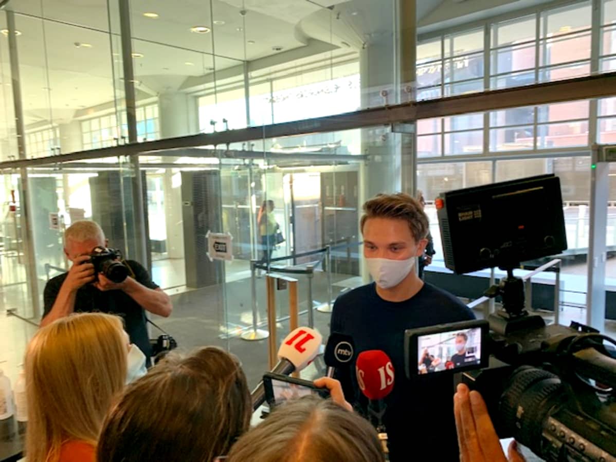 Roope Salminen kommentoi syytteitä lyhyesti medialle saapuessaan Helsingin käräjäoikeuteen.