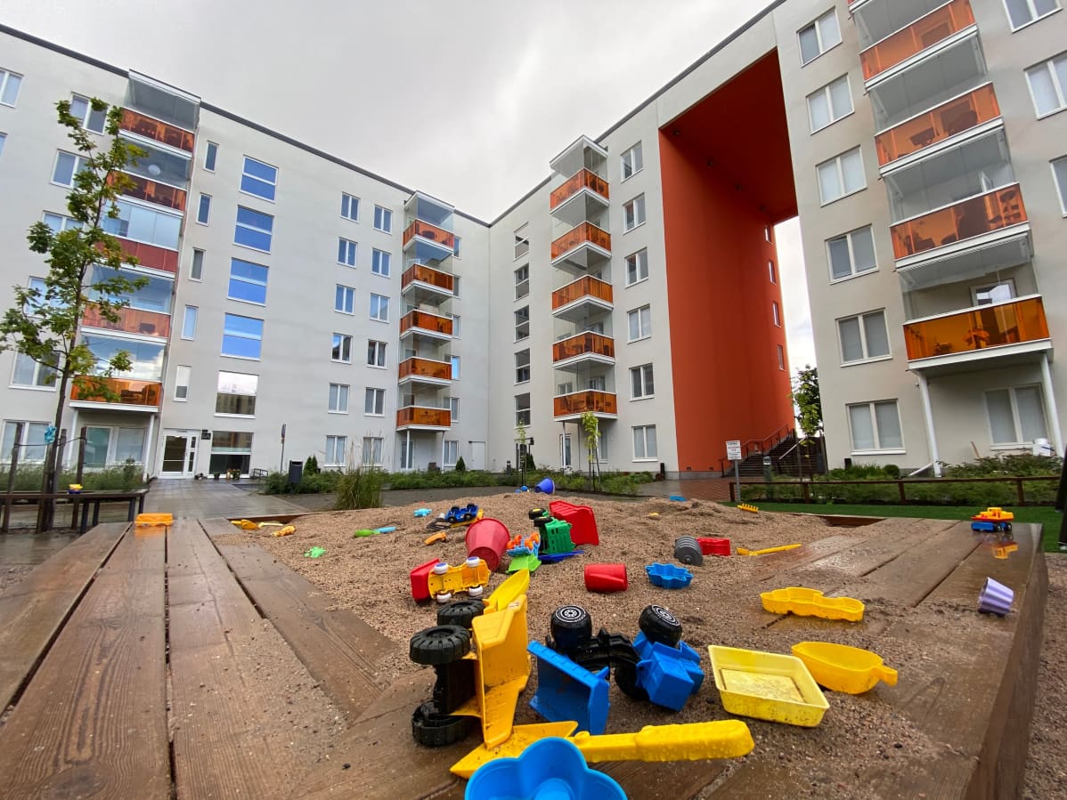 Hiekkalaatikon leluista tutut kirkkaat perusvärit koristavat monia uusia asuinalueita pääkaupunkiseudulla.