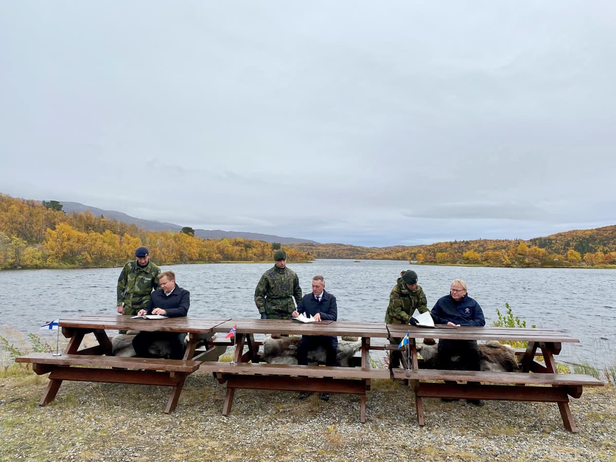 Puolustusministerit allekirjoittavat aiejulistuksen.
