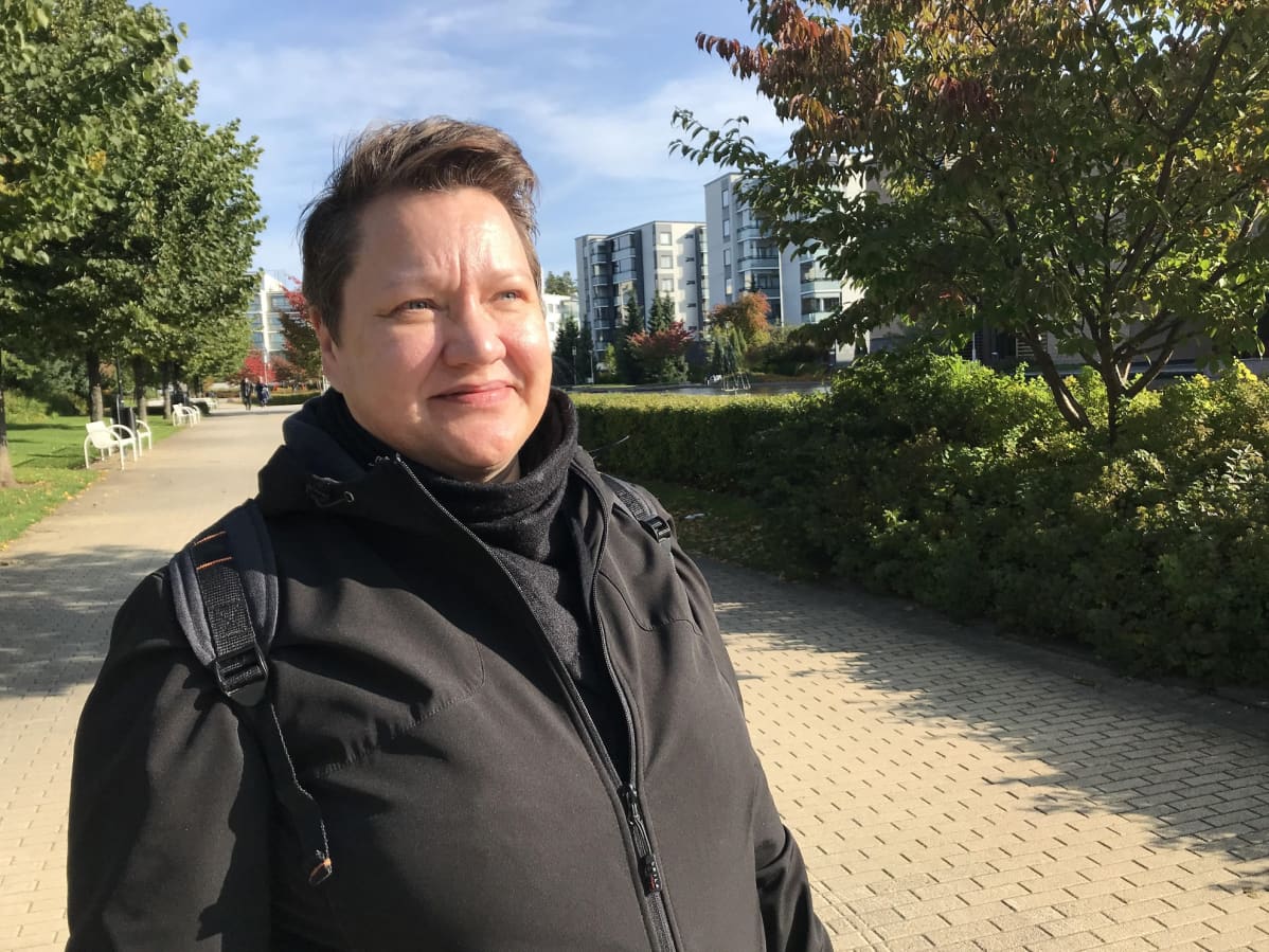 Päivi Partanen on puistossa lähellä Keravan keskustaa.