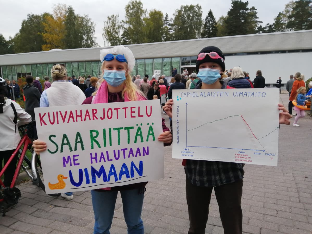 Emma Lahtinen ja Pinja Haggren varustautuivat mielenosoitukseen uimalasein.