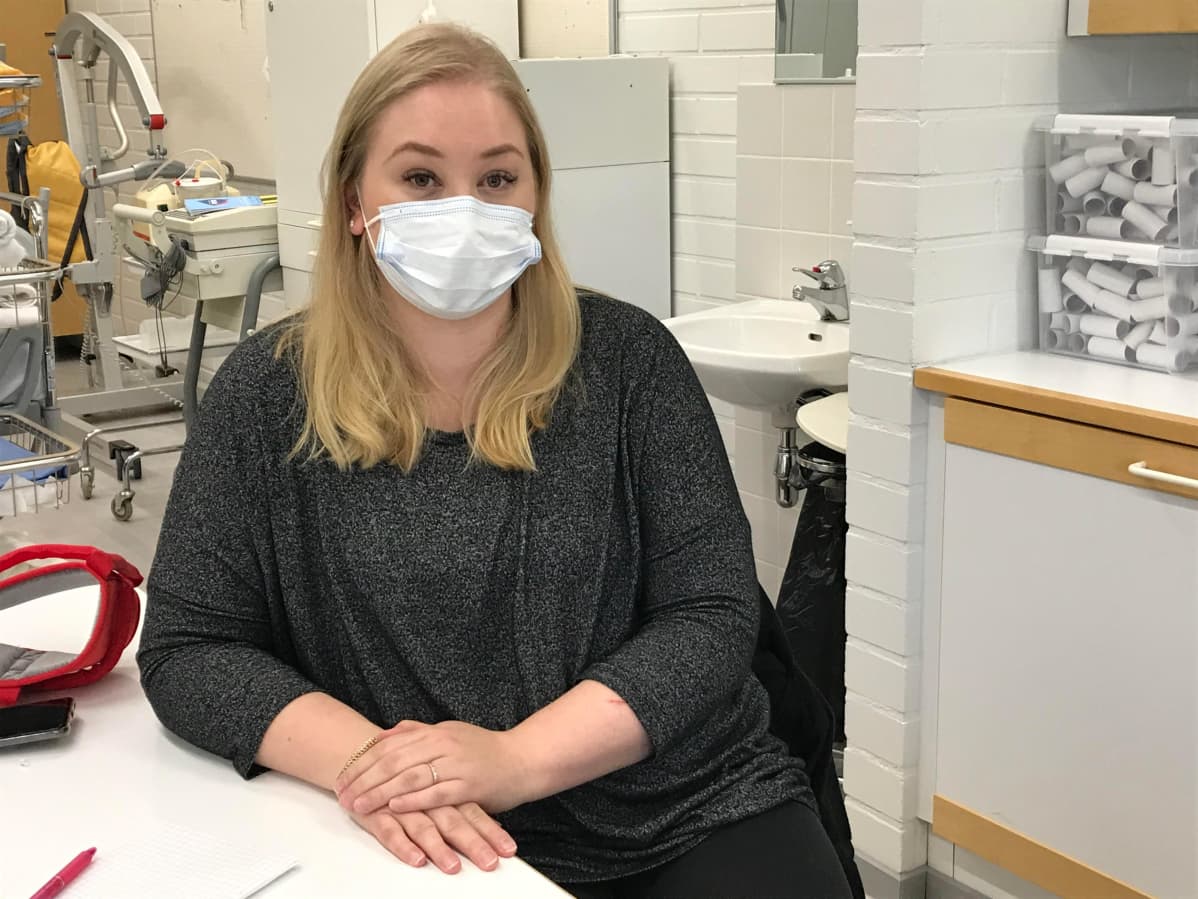 Jenny Korpi toivoo, että oppilaitos tarjoaisi edes osan maskeista opiskelijoille. Nyt maskin saa lähiopetustilanteessa silloin, kun turvaväliä ei voi noudattaa. Muihin tilanteisiin opiskelijoiden on hankittava maskinsa itse.