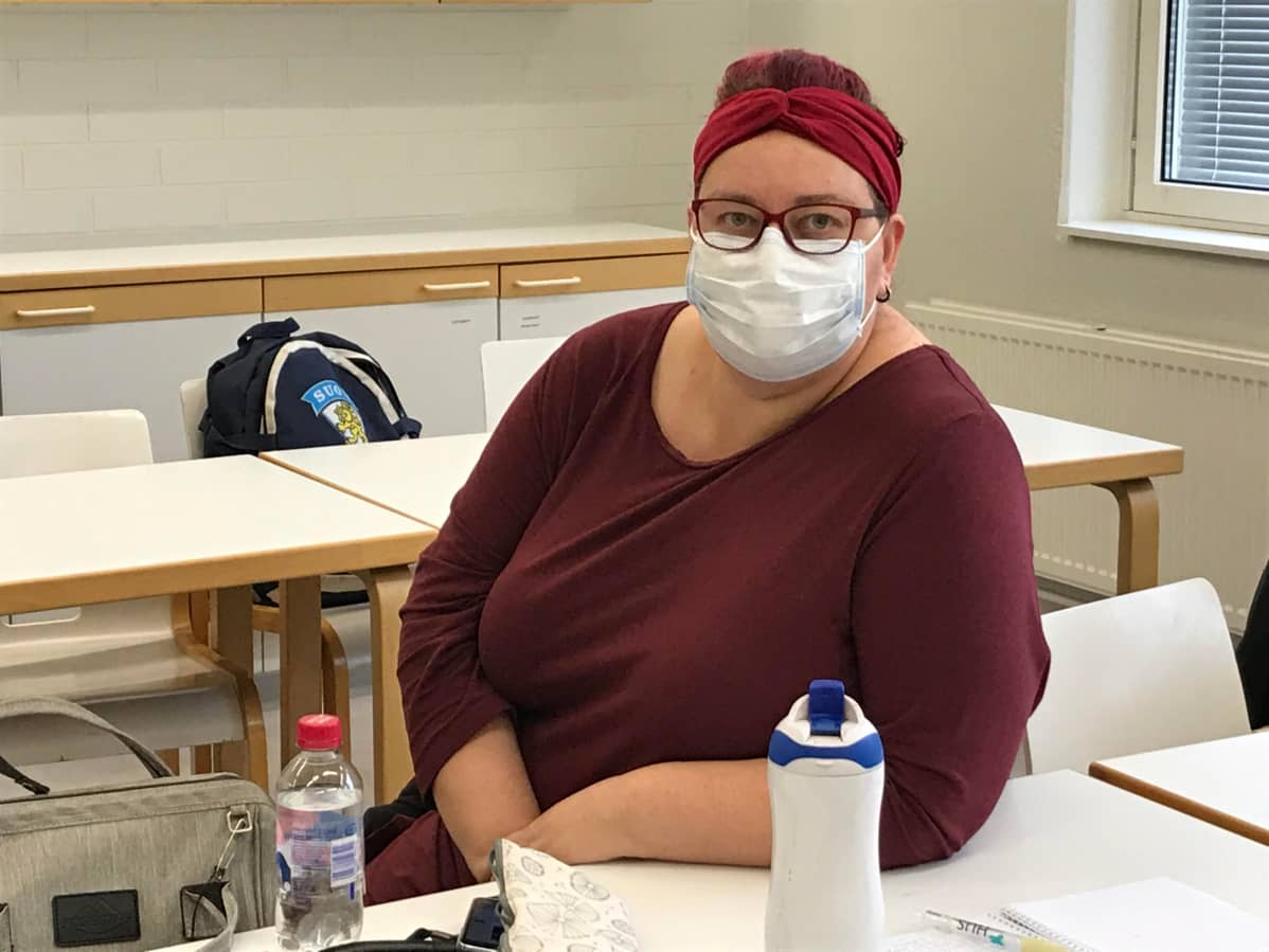 Lähihoitajaopiskelija Mirka Pohjalainen toivoo maskipakkoa suosituksen tilalle.
