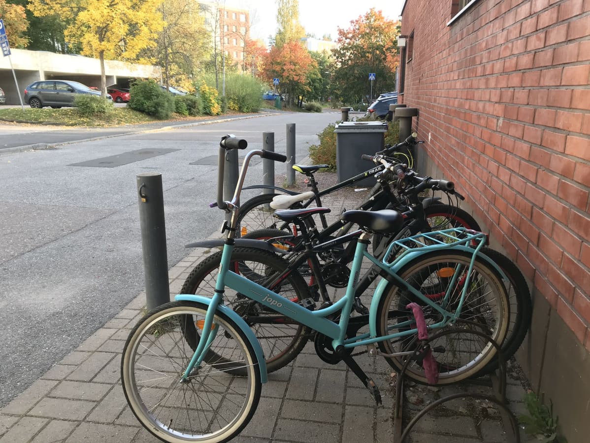 Polkupyöriä Havukosken nuorisotalon edessä