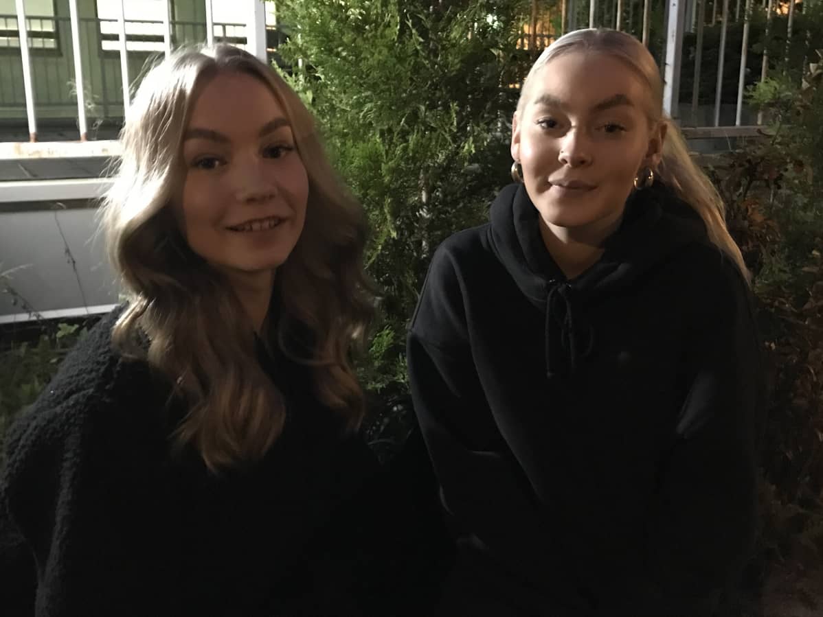 Mona Paratanen ja Kerttu Partinen istuvat ulkona Vantaan Havukoskella.