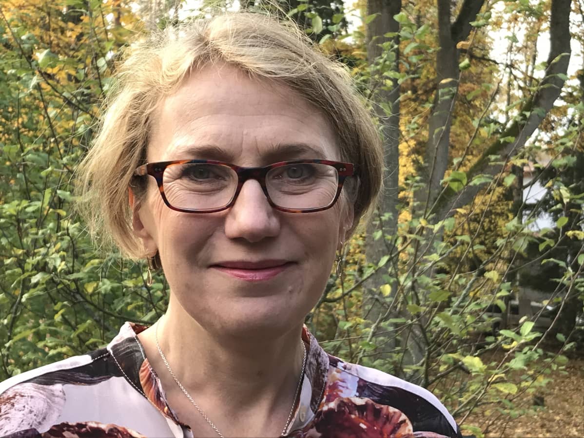 Aalto-yliopiston arkkitehtuurin laitoksen johtaja Sanaksenaho Pirjo syksyisessä luonnossa.