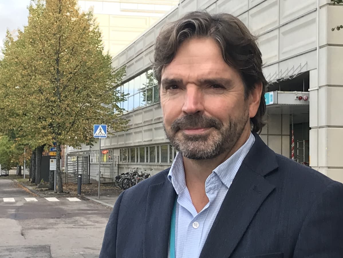 Ylen toimitilapalveluiden päällikkö Matti Uotinen, taustalla näkyy Ylen toimitalo.