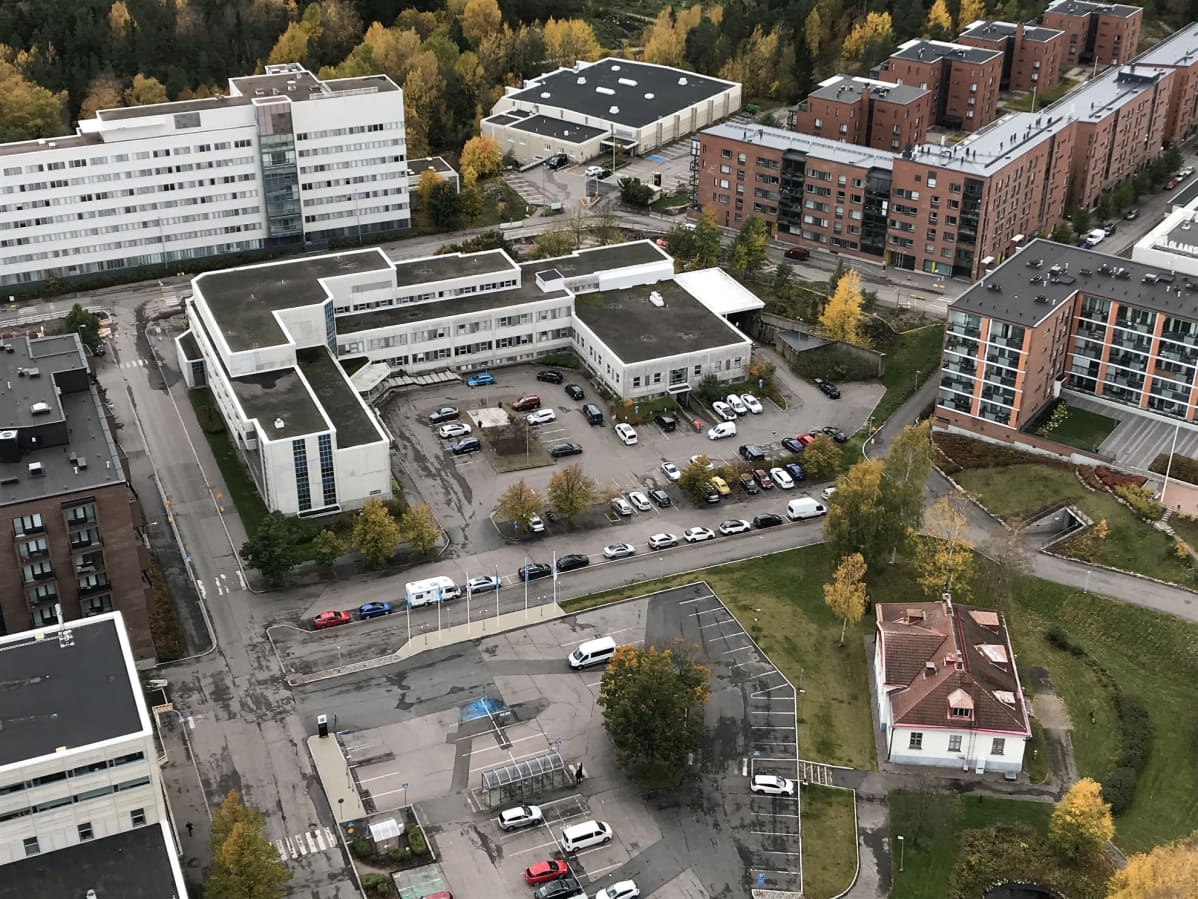 Linkkitornista kuvattu Läksy eli vanha lähetyskeskus kuvassa oikealla. Taustalla näkyy myös muun muassa asuintaloja.