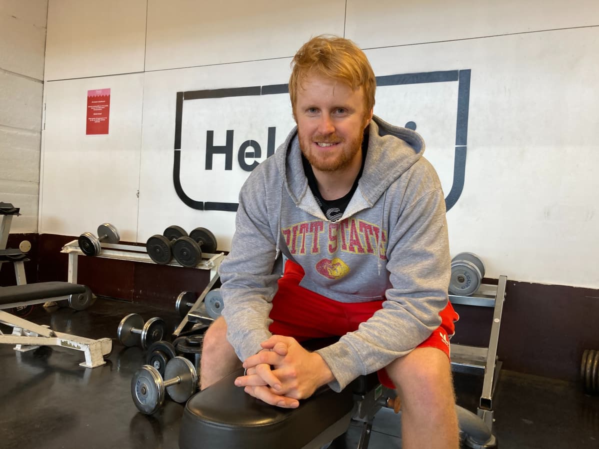 Markus Nuorttila huilaa penkillä treenin lomassa.