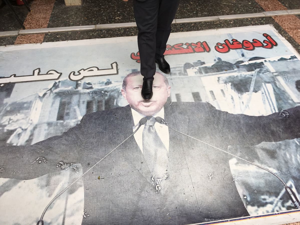 Presidentti Erdogan kasvojen yli kävellään Aleppossa.