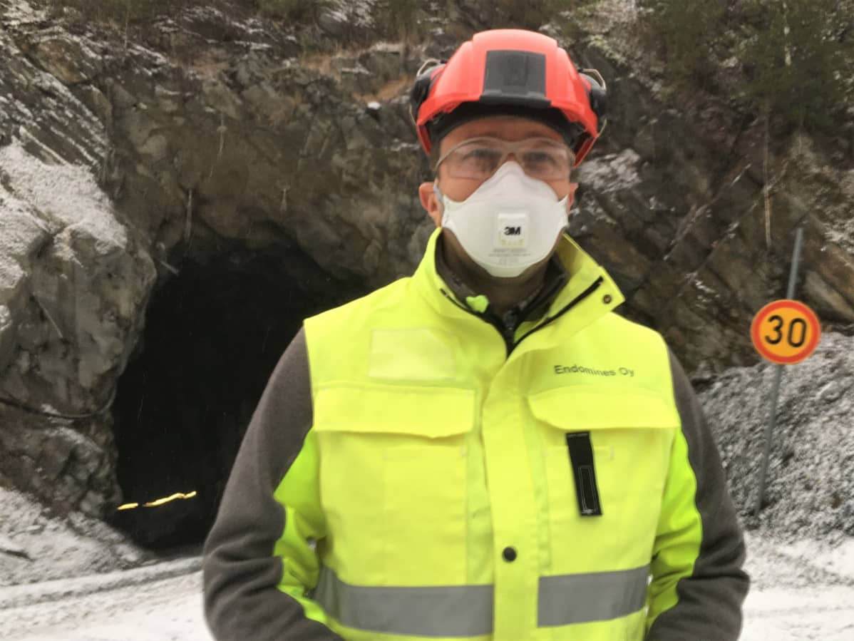 Endomines Oy:n toimitusjohtaja Seppo Tuovinen Pampalon kultakaivoksen tunnelin suulla Ilomantsin Hattuvaarassa.