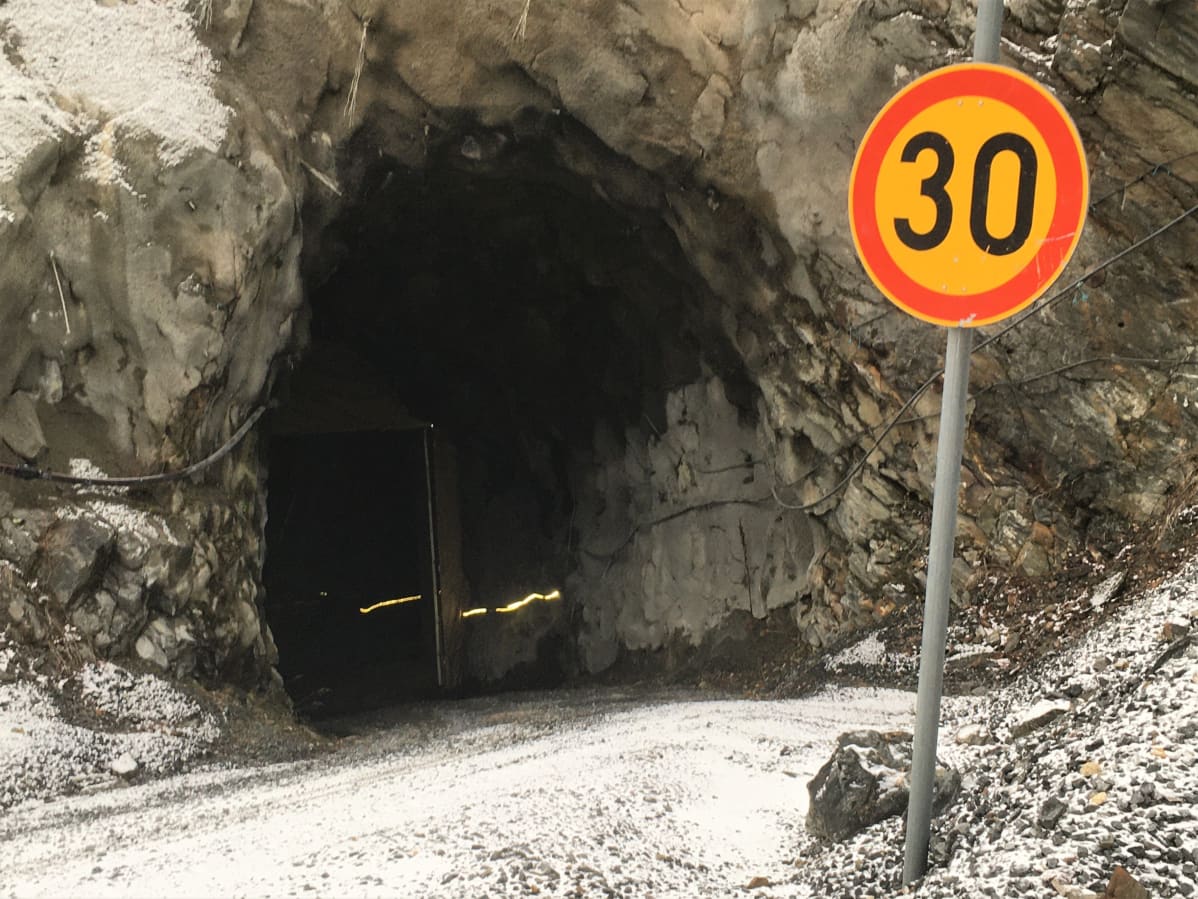 Pampalon kultakaivokseen uumeniin johtavan tunnelin suuaukko Ilomantsin Hattuvaarassa.