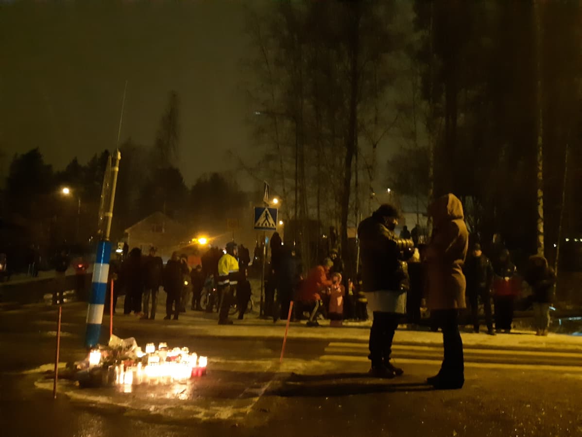 Ihmiset vievät kynttilöitä kuolonkolaripaikalle Vaajakoskella.