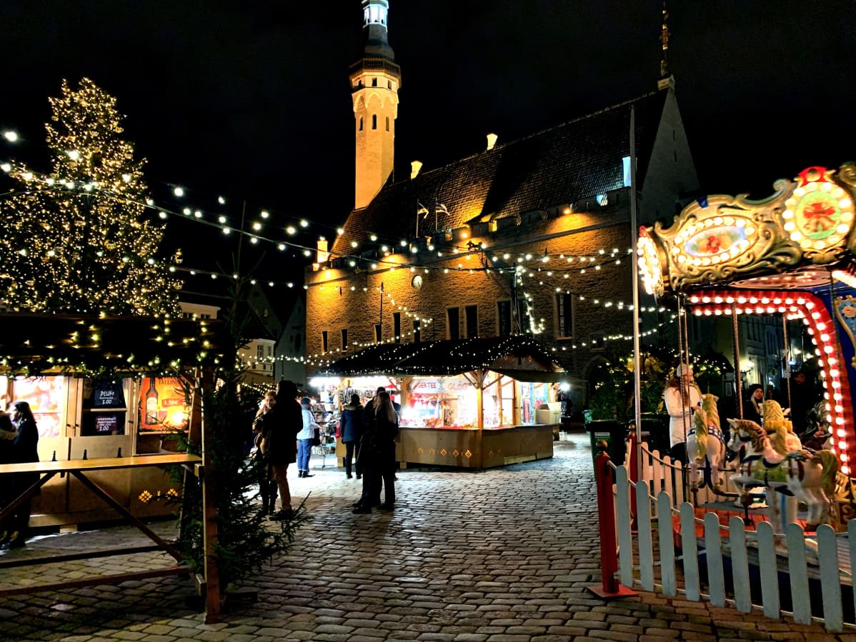 Tallinnan joulutorilla on tänä vuonna vain yhdeksän myyntikojua. Viime vuonna kojuja oli 27.