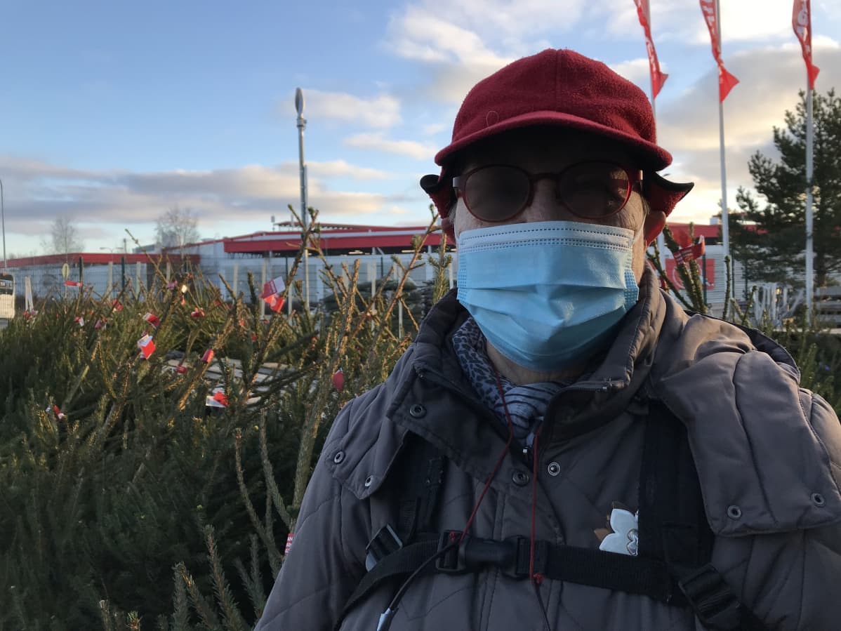 Helsinkiläinen Eila Lempinen kuusiostoksilla.