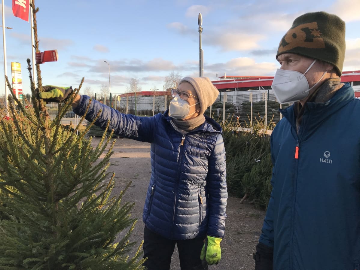 Helsinkiläiset Kristina ja Niklas Gulin kuusiostoksilla.