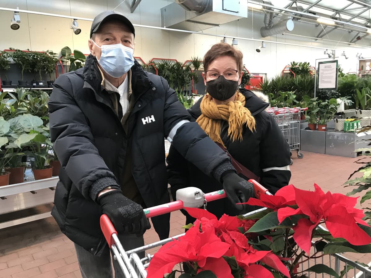 Helsinkiläiset Riitta ja Matti Giordani kukka- ja kuusiostoksilla.