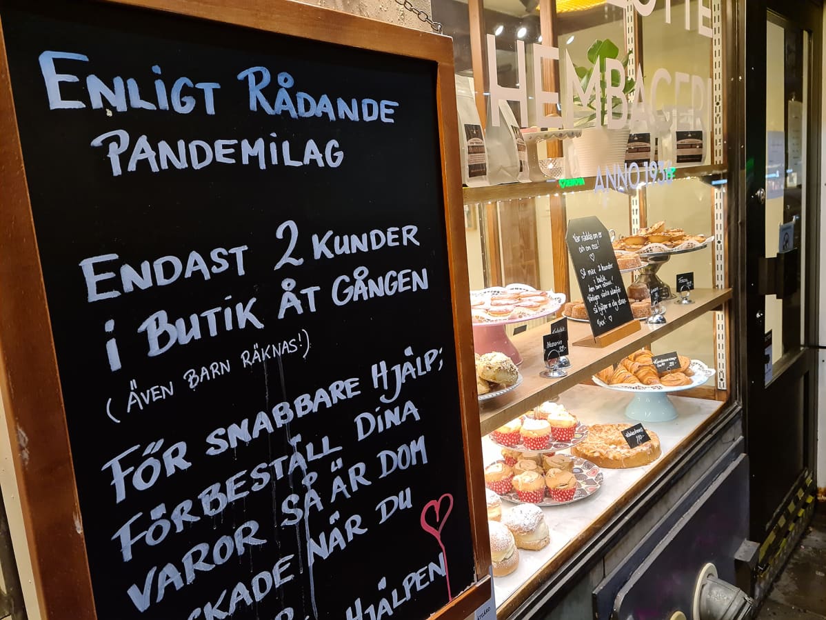 Koronaohjeistus tukholmalaisen myymälän ikkunassa.