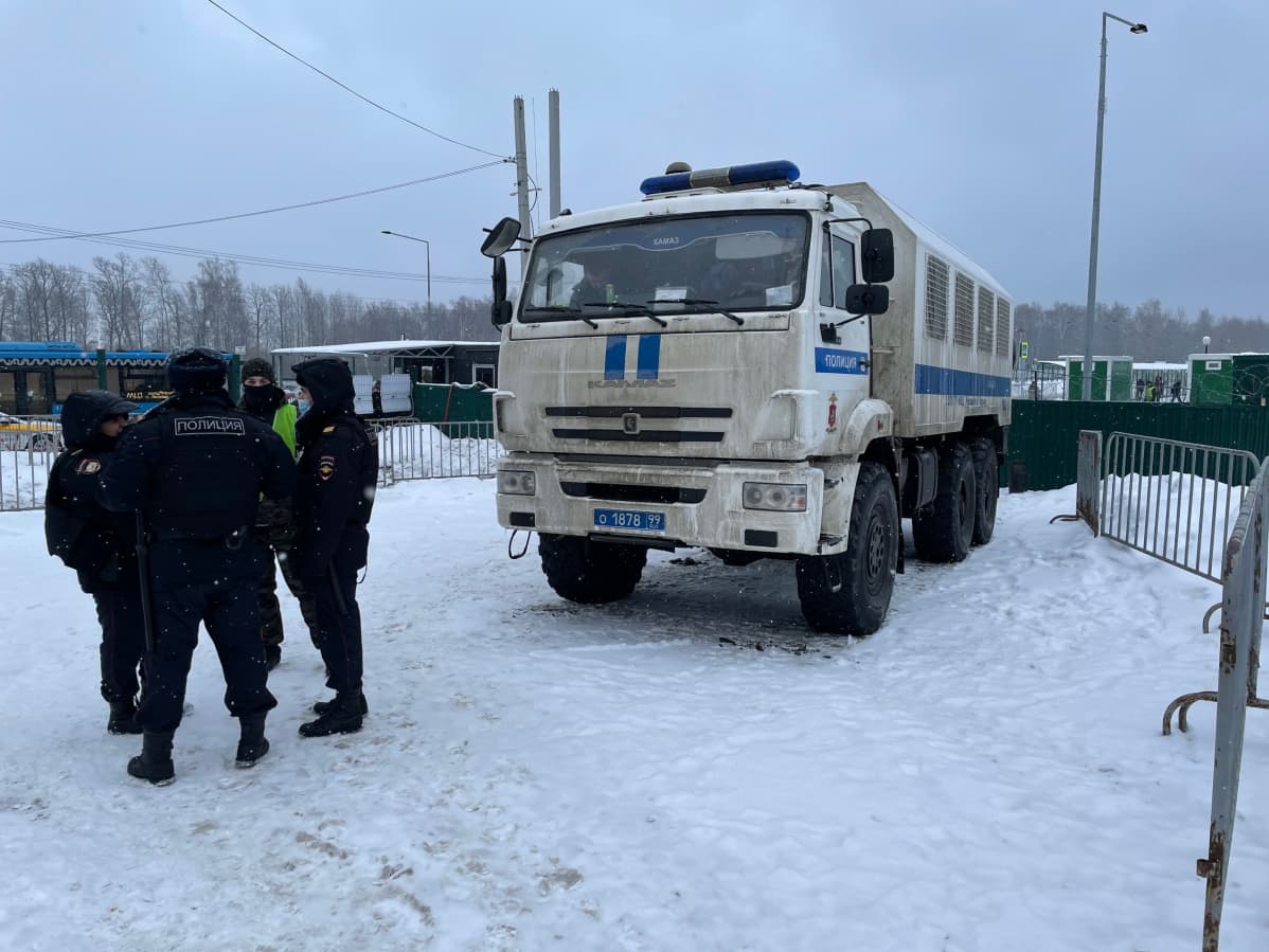 Poliisin kuljetusauto kiinniotetuille
