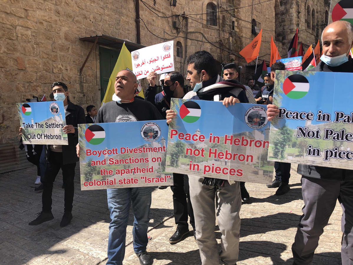 Hebron miekkari ja plakaatit