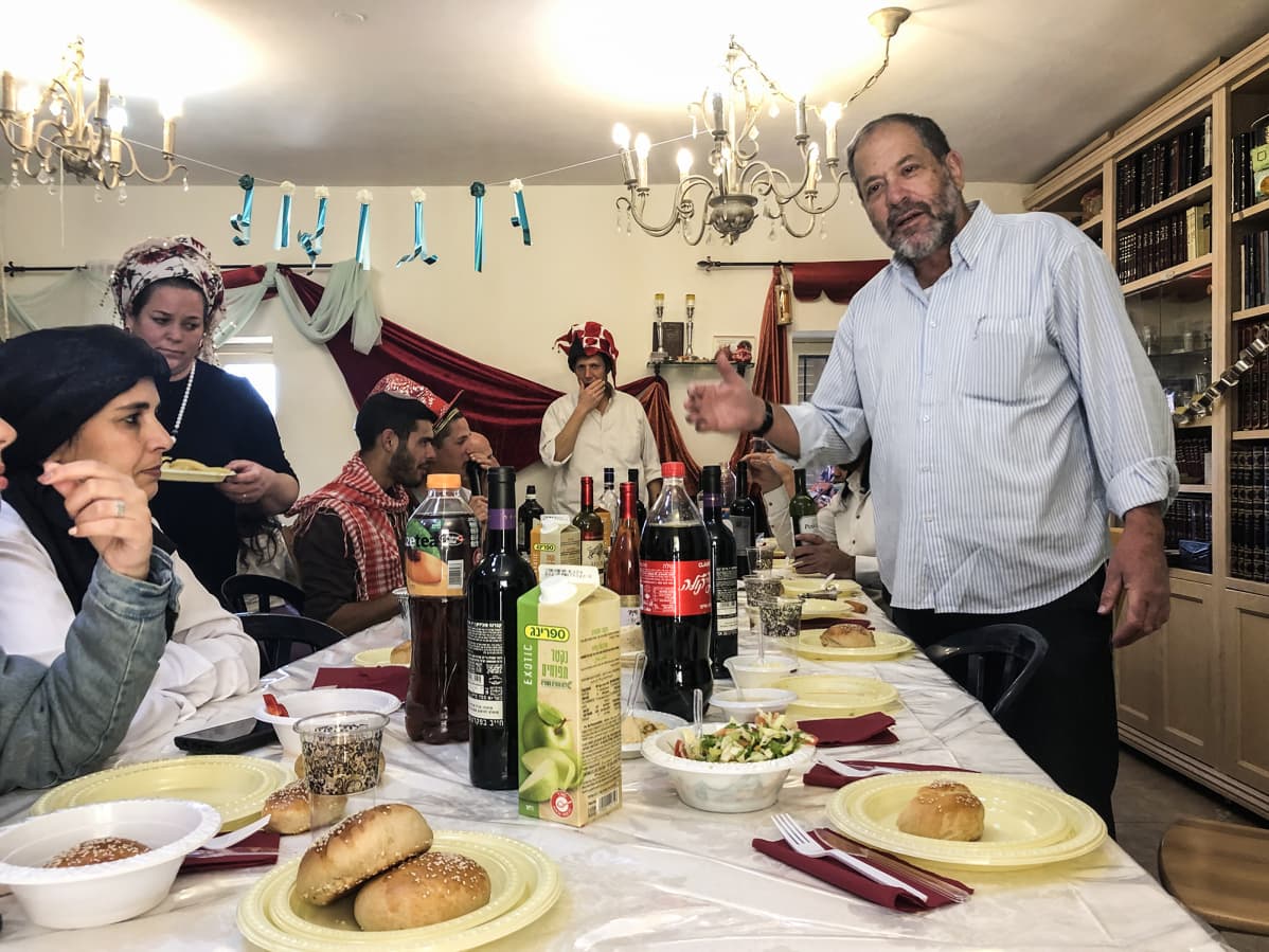 Noam Arnon viettää perheensä kanssa purim-juhlaa