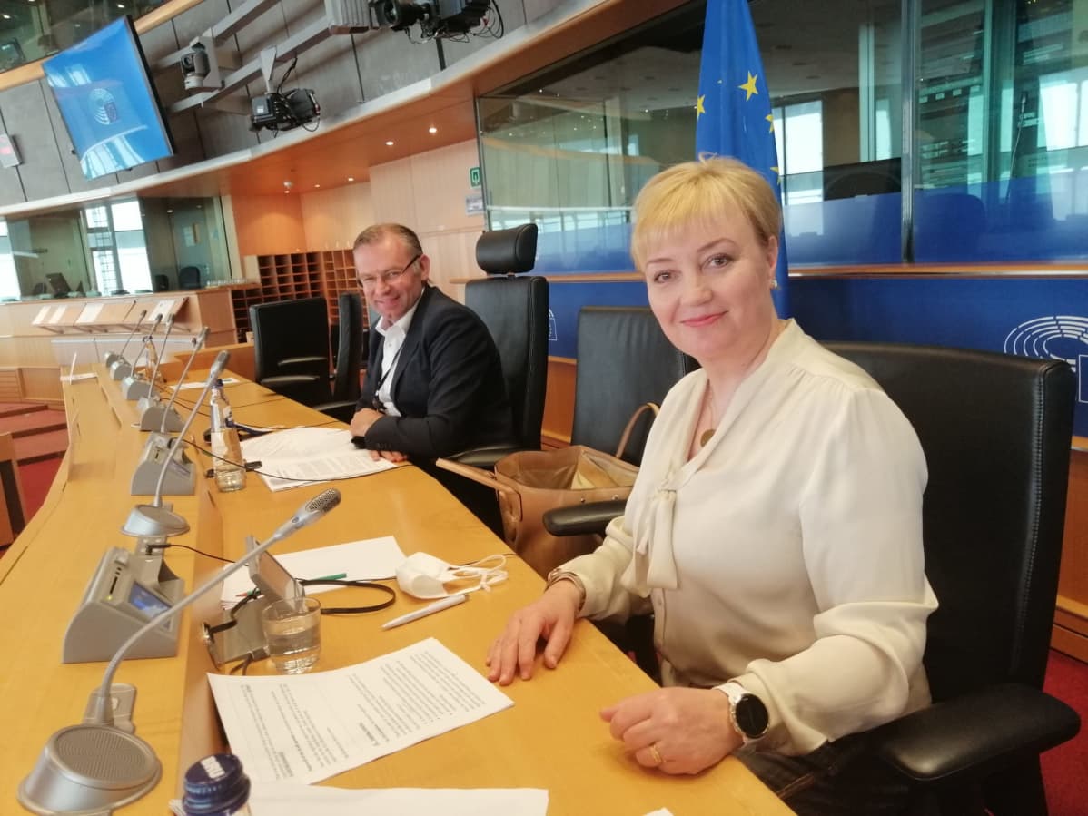 Elsi Katainen kollegansa kanssa