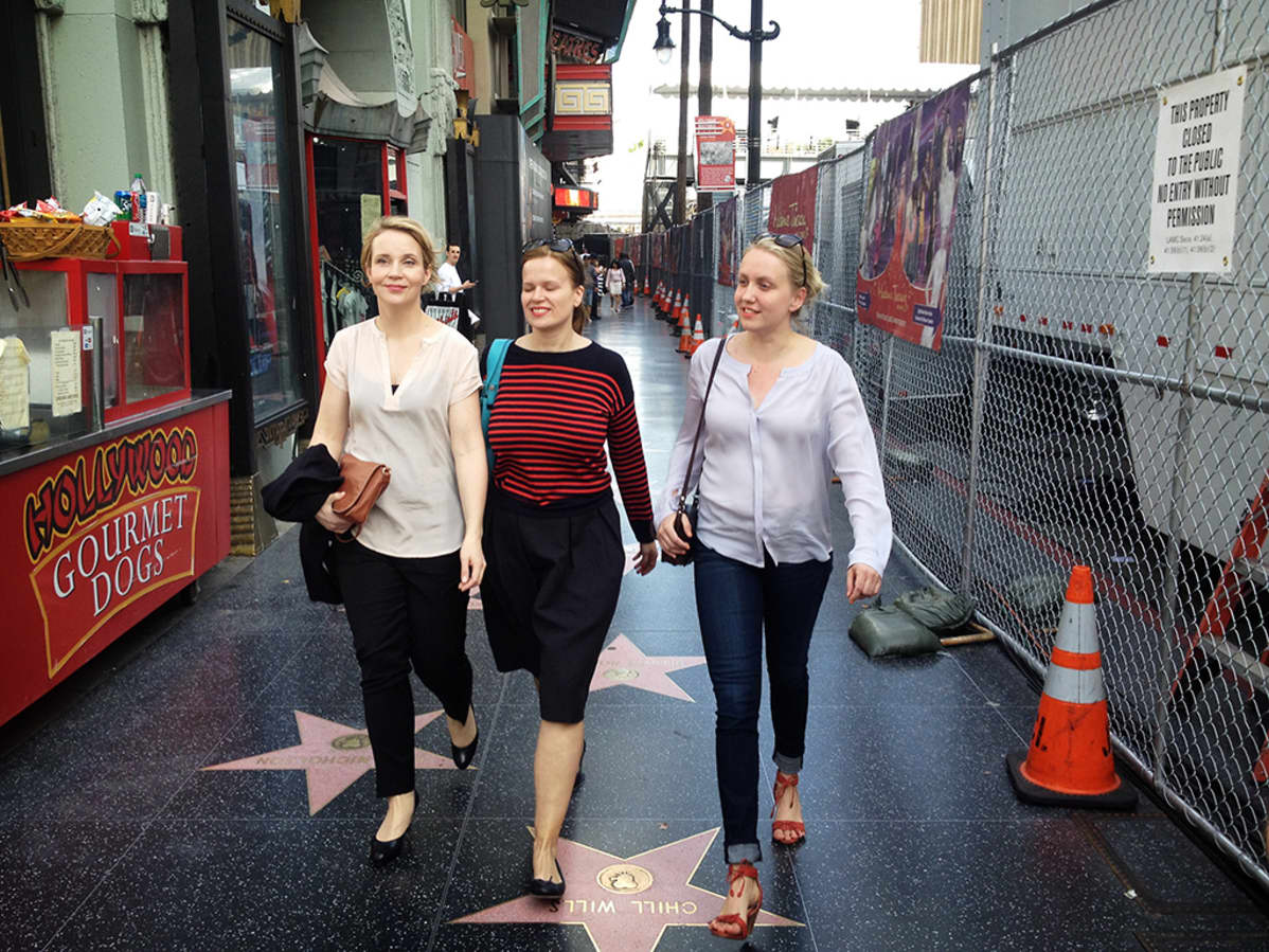 Kirsikka Saari (vas.), Selma Vilhunen ja Elli Toivoniemi Hollywoodin Walk of Famella.