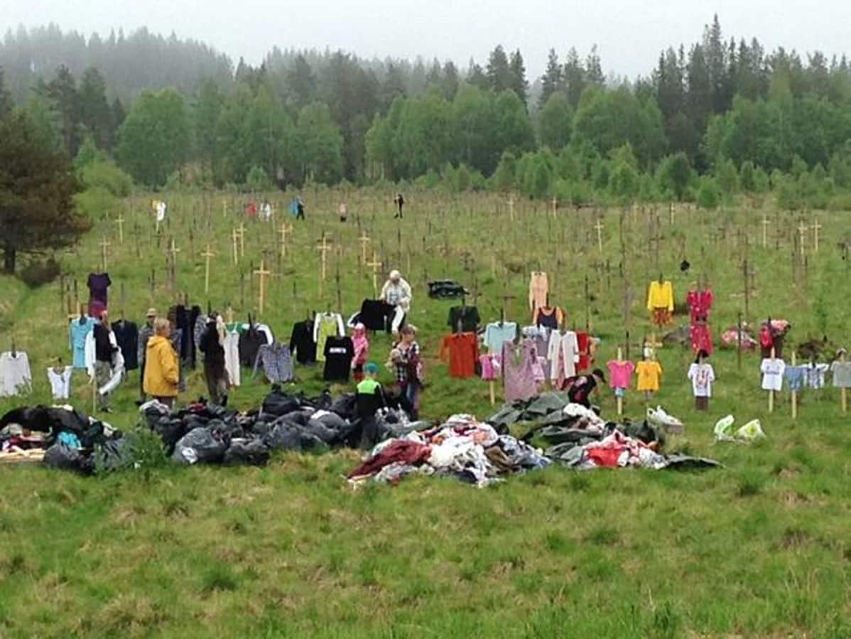 Hiljaisen kansan vaatteiden vaihtoa.