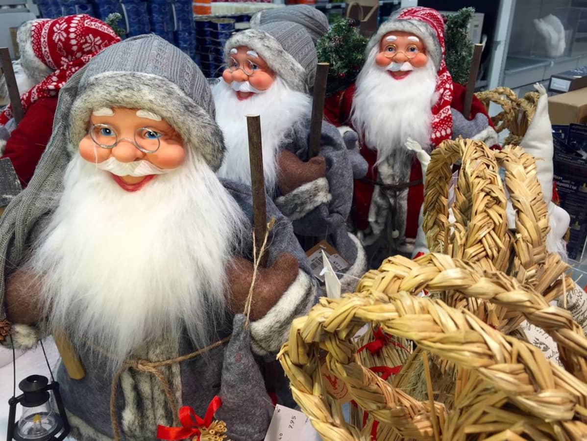 Tontut etsivät maanantaina kilttejä lapsia Limingantullin Prosmassa.