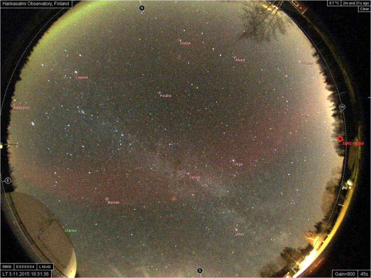 Punainen revontulikaari Hankasalmen observatorion kuvaamana.