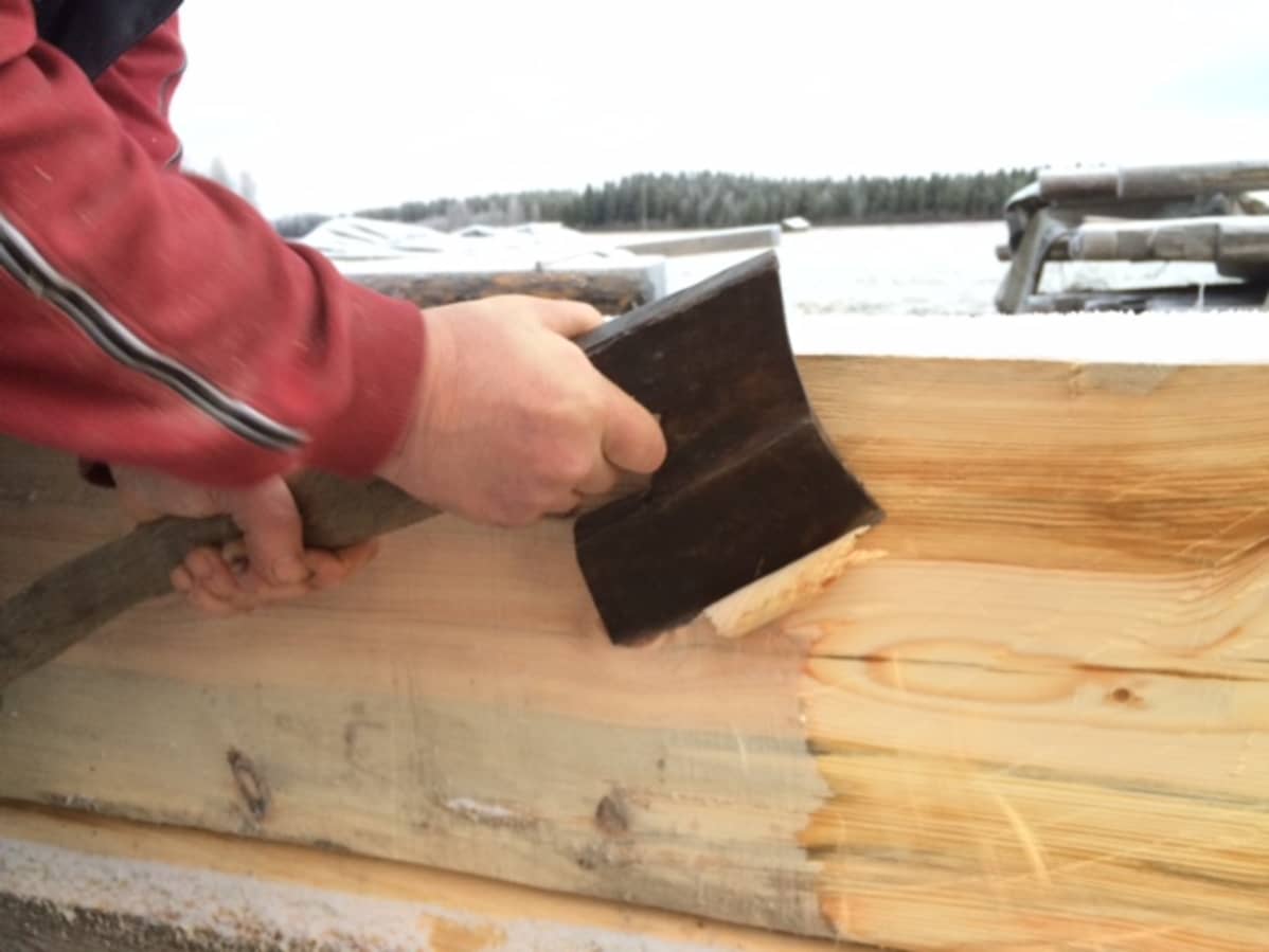 Hirren pinta siistitään piilukirveellä.