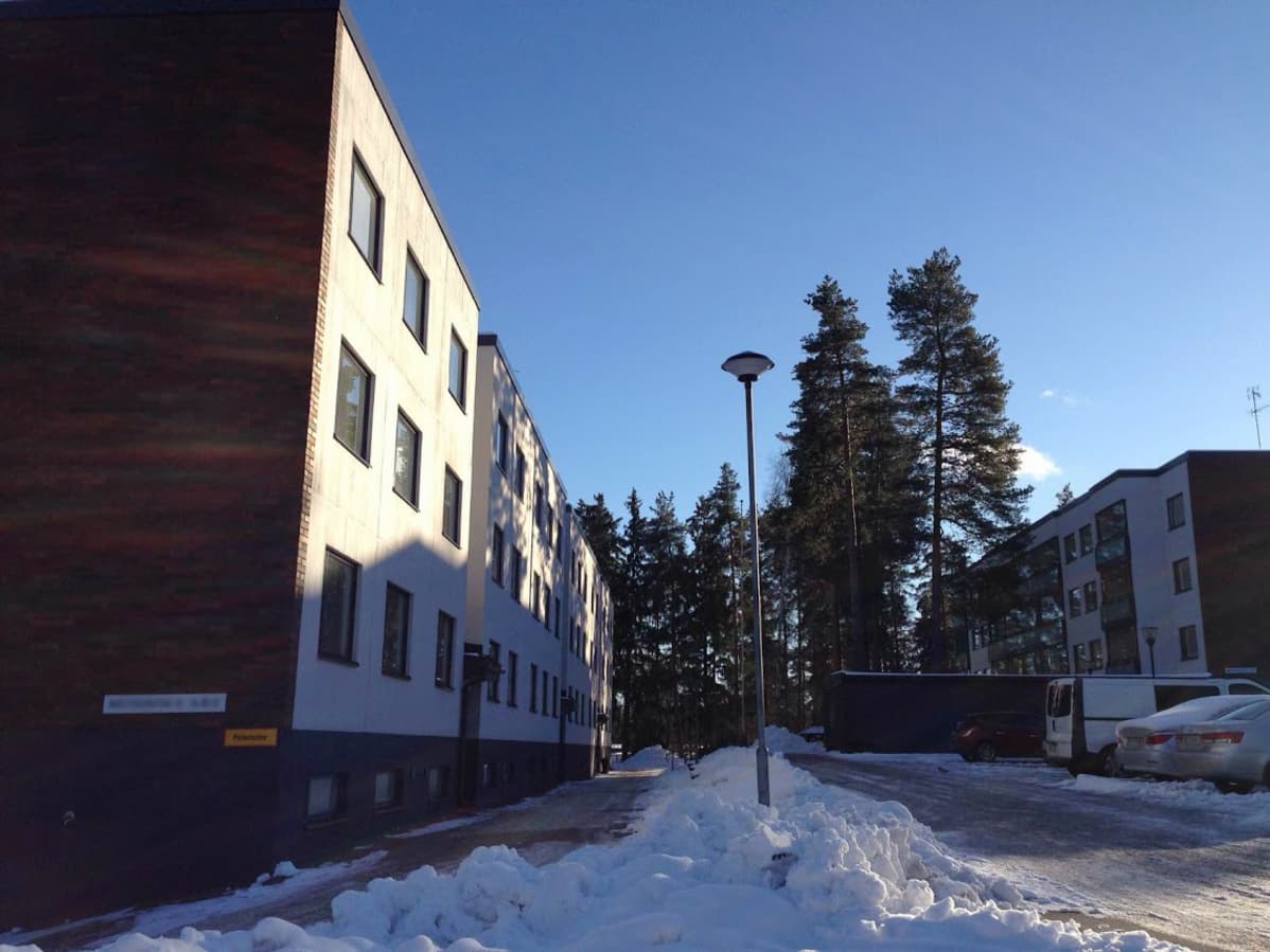 Näkymä kerrostalon pihasta.