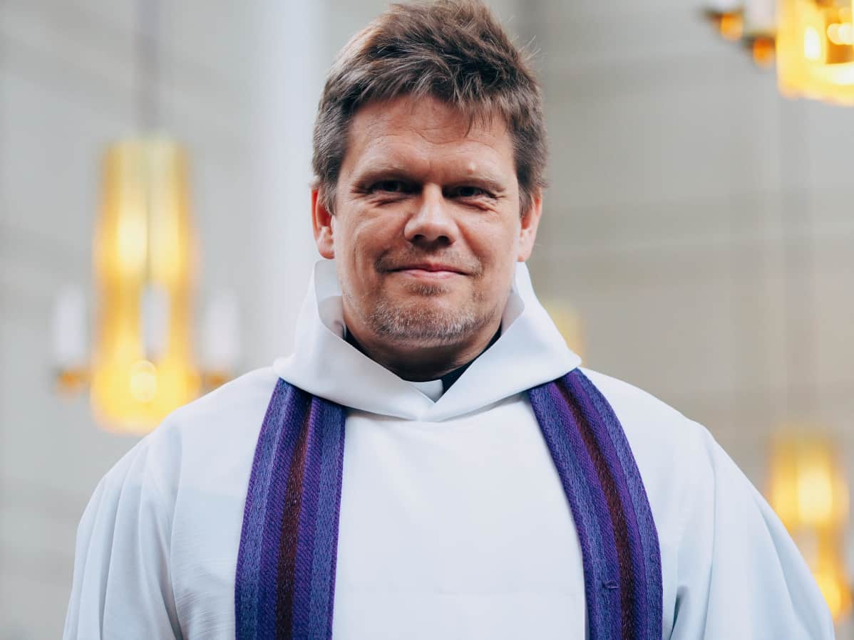 pappi Marko Heusala Lauttasaaren seurakunta