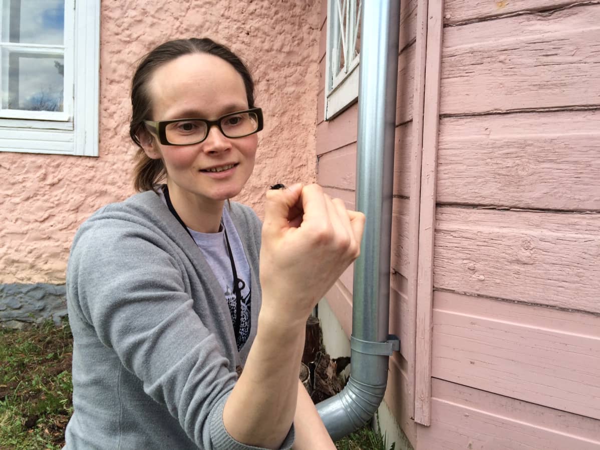 Urpolan luontokeskuksen toiminnanohjaaja Kerttu Hakala tarkastelee käsivarrelleen lennähtänyttä kuoriaista. Takana luontokeskus, joka toimii Mikkelin vanhimmassa, vuonna 1782 rakennetussa asuinrakennuksessa.