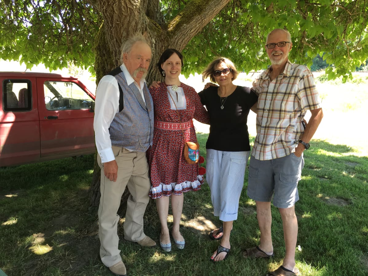 Warren Nakkela (Isak Nakkela maŋisboahtti), Pirita Näkkäläjärvi, Katy Hendrickson White (Bertha Nakkela maŋisboahtti) ja Robert Fox (Isak Nakkela maŋisboahtti). Warren Nakkela (Isak Nakkelan jälkeläinen), Pirita Näkkäläjärvi, Katy Hendrickson White (Bertha Nakkelan jälkeläinen) ja Robert Fox (Isak Nakkelan jälkeläinen)..