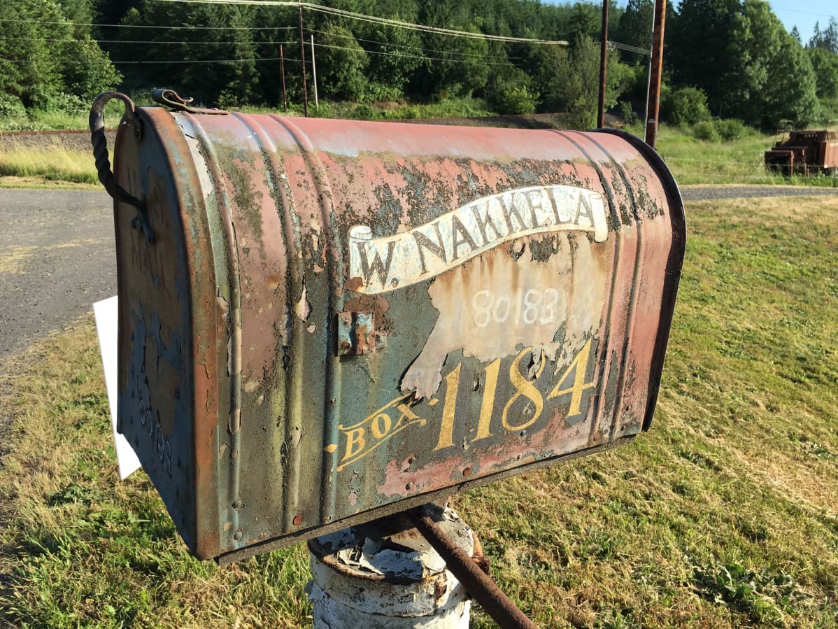 Nakkela dálu poastakássa Clatskanies. Nakkelan talon postilaatikko Clatskaniessa.