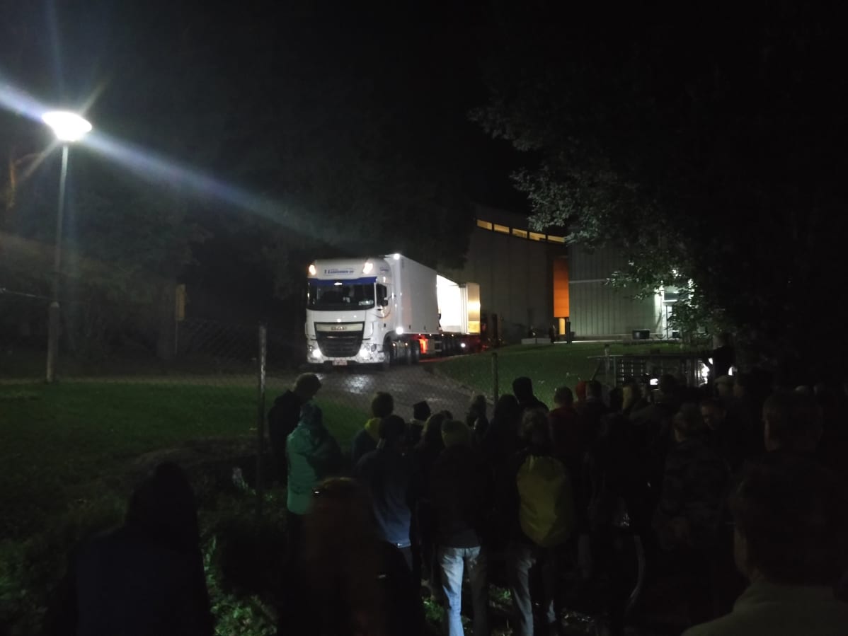 Delfiinilaatikoita lastataan yöllä Särkänniemen delfinaarion luona.