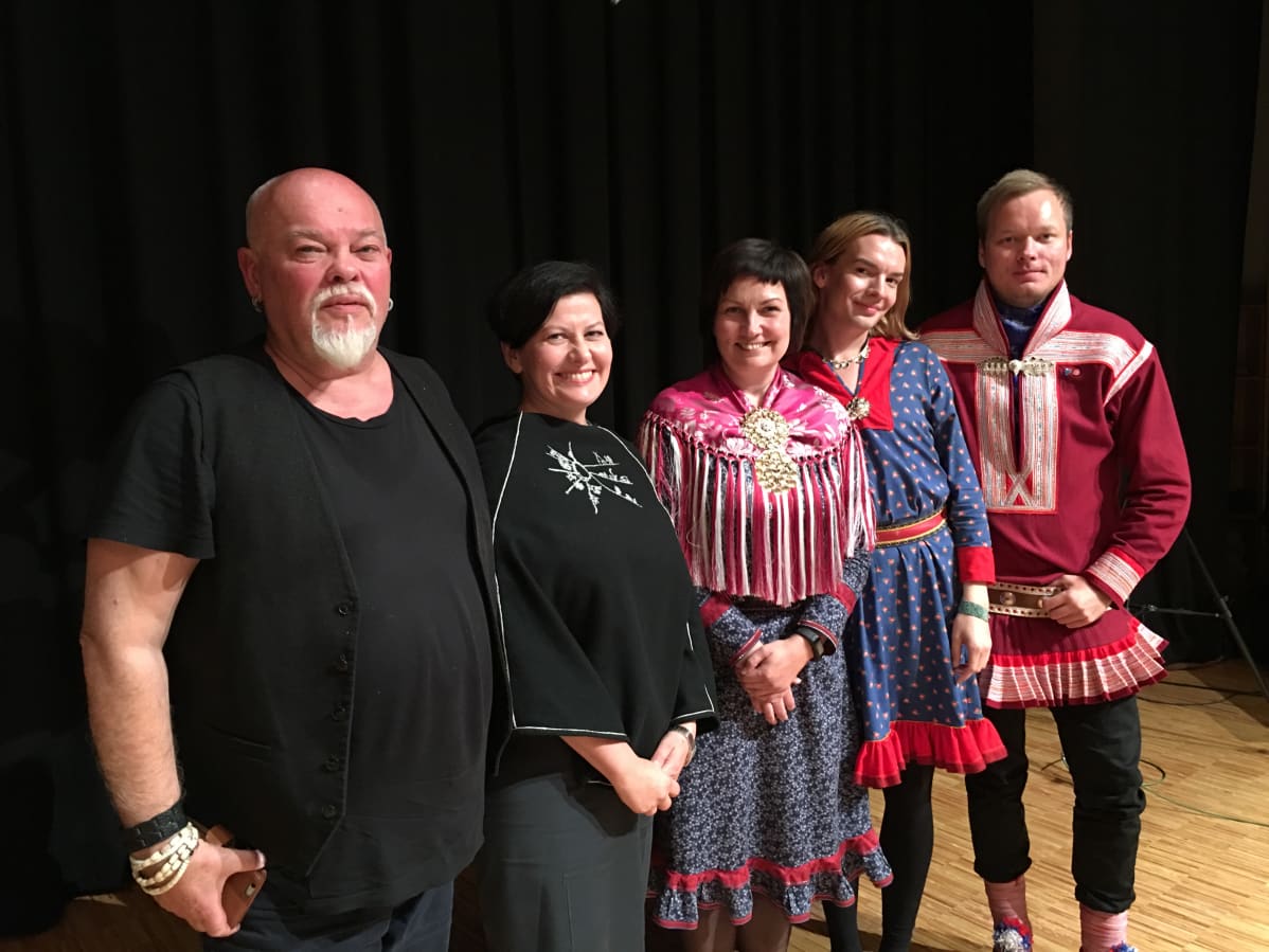 Svein Henriksen (gur./vas.), Helga Pedersen, Aili Keskitalo, Dávvet Bruun-Solbakk ja Johan Vasara