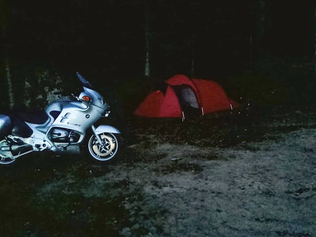 Moottoripyörä ja teltta