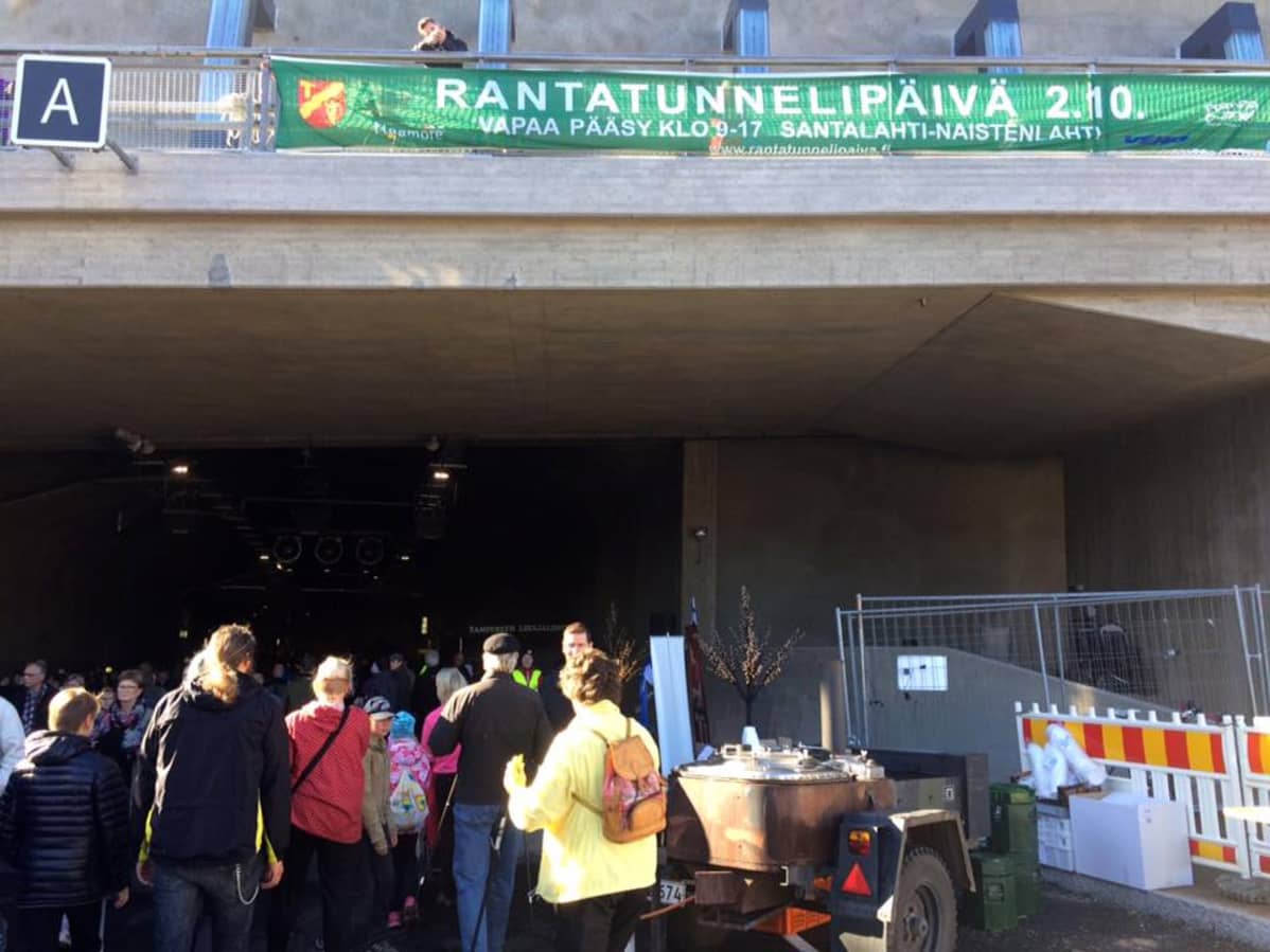 Ihmisruuhkaa tunnelin suulla