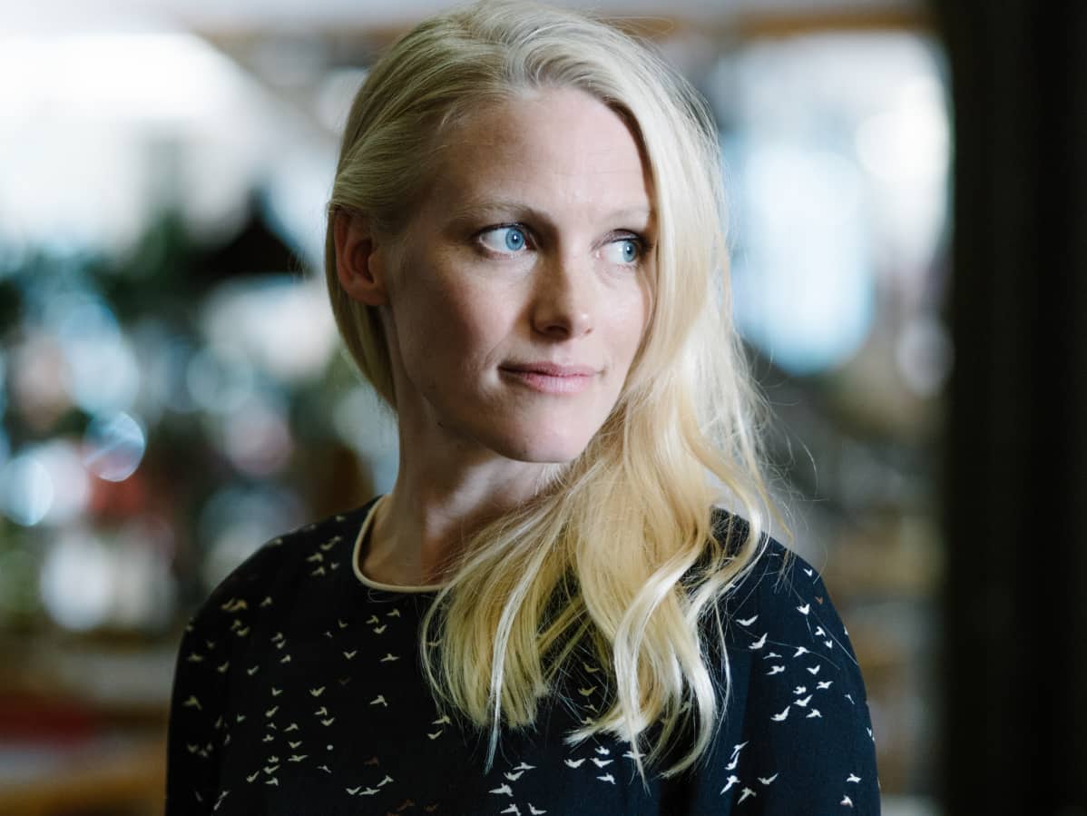 Laura Birn näyttelee elokuvassa nuorta kirjailijaa, Inka Pajusta. Hahmo perustuu Anja Snellmaniin.