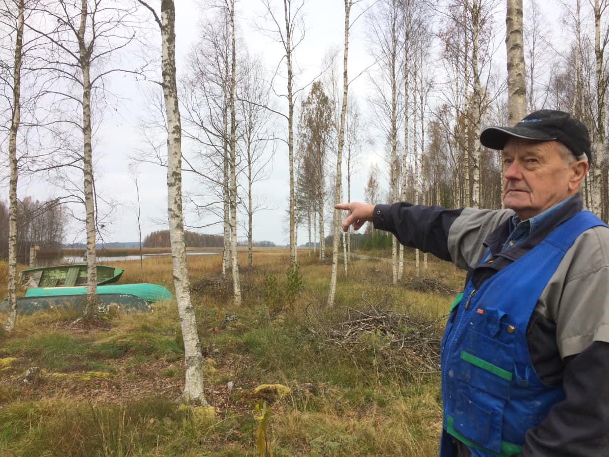 Heikki Valijoki (vasemmalla) ja Ilmari Sulkakoski pohjalaistakan äärellä.
