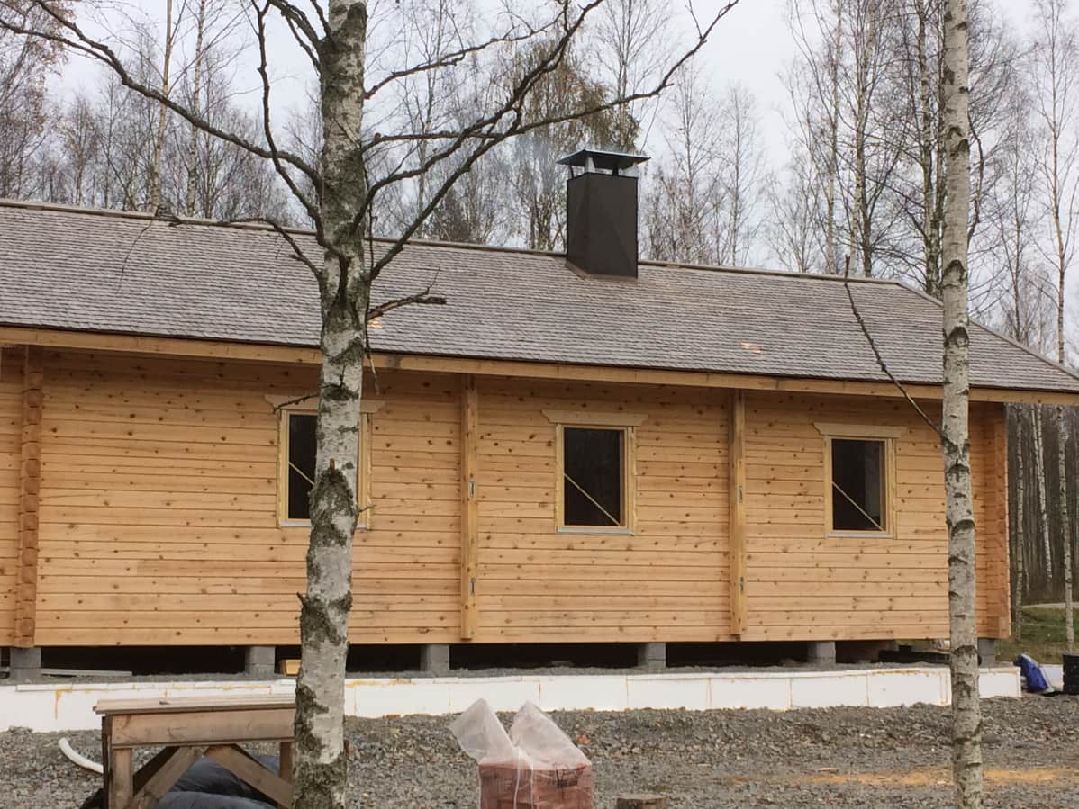 Uittokämppään tehtiin perinteiseen tyyliin pärekatto ja tuulettuva alapohja.