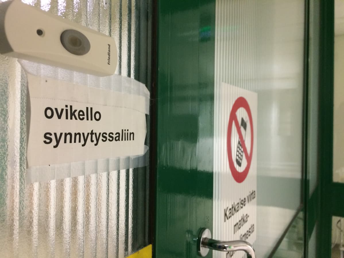 seksikäs lesbains suudella